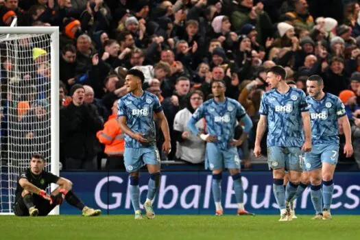 Aston Villa abre 2 a 0, cede empate, mas vence Luton Town com gol no final no Inglês