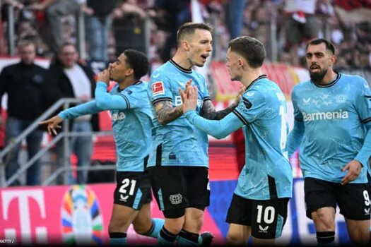 Bayer Leverkusen vence Colônia por 2 a 0 e abre dez pontos do Bayern de Munique