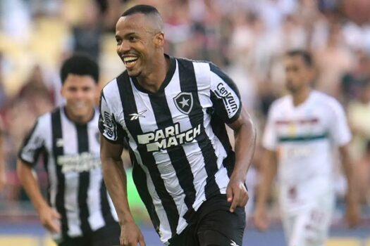 Botafogo bate Flu e fica na esperança de se classificar à semi no RJ