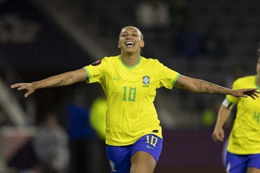 Brasil atropela Argentina com dois gols de Bia Zaneratto e avança à semifinal da Copa Ouro