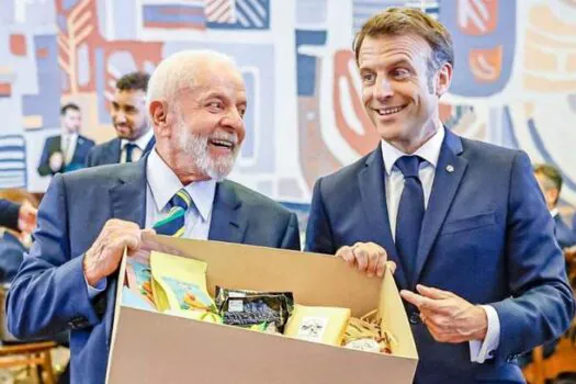 Lula presenteia Macron com caixa de iguarias nacionais e queijos premiados mundialmente