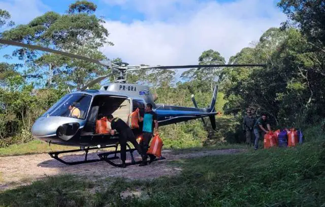 carregamento-do-helicoptero-com-as-sementes