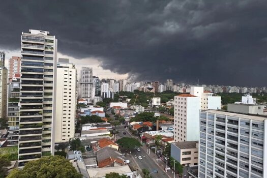 Defesa Civil alerta para chuva mais volumosa e por menos tempo no fim de semana em SP