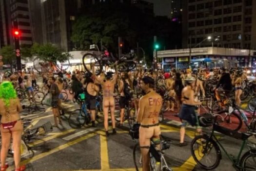 Ciclistas nus protestam por segurança no trânsito em SP