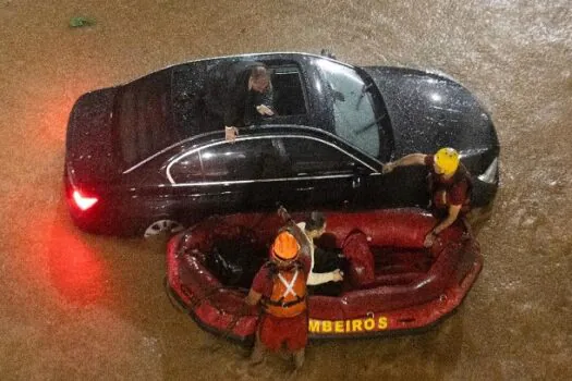 Cônsul dos Emirados Árabes fica ilhado em BMW e é resgatado em SP