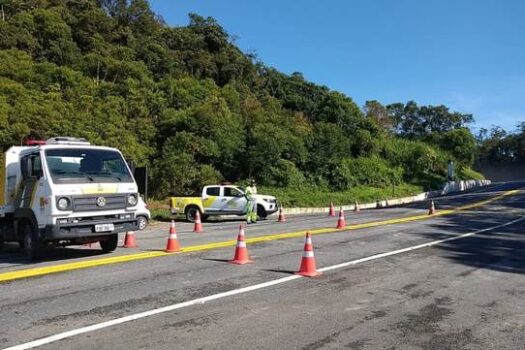 DER libera tráfego na Rodovia Oswaldo Cruz após serviços de desobstrução e limpeza