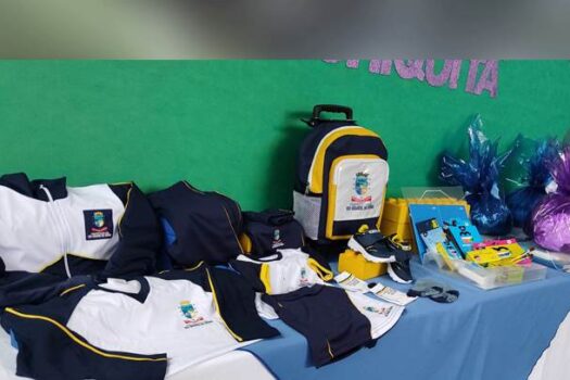 Rio Grande da Serra realiza entrega de uniformes e material escolar