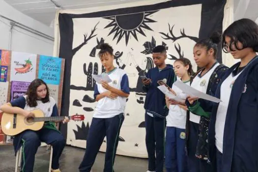 Prefeito de Ribeirão Pires visita exposição com trabalhos realizados por alunos da rede