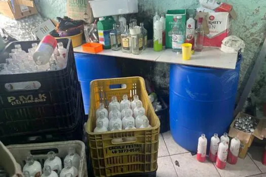 Polícia Civil fecha fábrica de bebidas alcoólicas falsificadas na zona leste de São Paulo