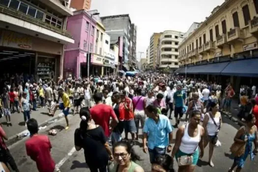 Brasil reverte queda em IDH, mas perde duas posições