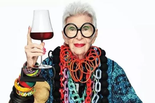 Morre Iris Apfel, ícone da moda que trabalhou para Casa Branca e virou Barbie