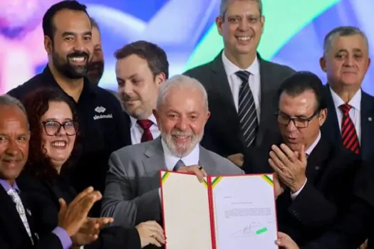 Lula assina projeto que regula atividade de motoristas de aplicativo