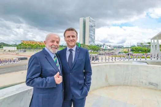 Recebido por Lula em Brasília, Macron exalta o sucesso da passagem de três dias pelo Brasil