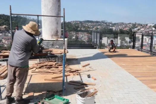 Prefeitura de Ribeirão Pires inicia instalação de deque de madeira no Mirante São José