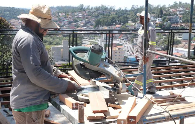 Prefeitura de Ribeirão Pires inicia instalação de deque de madeira no Mirante São José