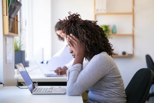 Mulheres sofrem mais microagressões no trabalho e têm aposentadorias menores