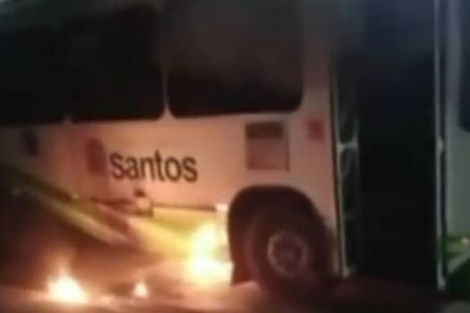 Criminosos incendeiam ônibus em Santos após morte de suposto líder de facção