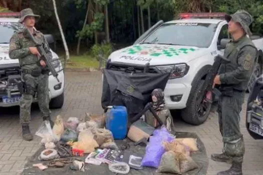 Operação Verão: PM Ambiental encontra drogas enterradas em barris no litoral de SP