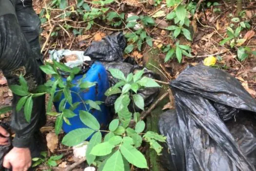 Polícia Militar Ambiental encontra drogas enterradas em barris no litoral de SP