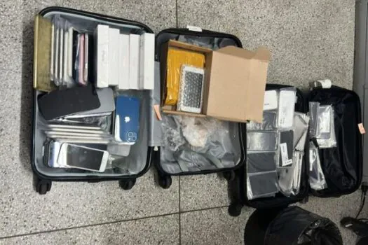 Polícia Civil prende dupla com 100 celulares e descobre movimentação de R$ 10 milhões