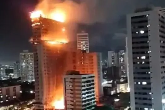 Incêndio de grandes proporções atinge prédio em construção no Recife