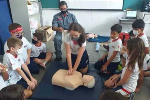 Estudantes aprendem primeiros socorros com bombeiros