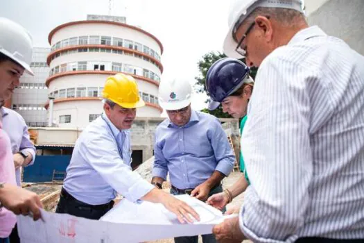 Auricchio vistoria obras do futuro Pronto Cardio, em São Caetano