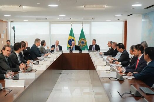 Governo e montadoras debatem produção de carros bioelétricos no Brasil