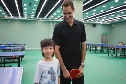 Chinesa de 7 anos derrota Roger Federer no tênis de mesa e tira onda com vitória