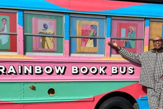 RuPaul vai usar ‘ônibus arco-íris’ para distribuir 10 mil livros banidos nos EUA