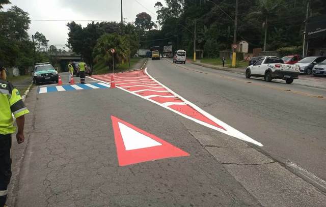 Avenida Capitão José Gallo recebe novas placas e reforço de sinalização horizontal