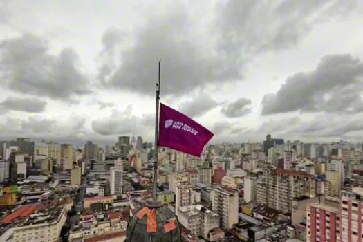 Ícone paulistano, Sala São Paulo põe bandeira do movimento SP Por Todas no topo