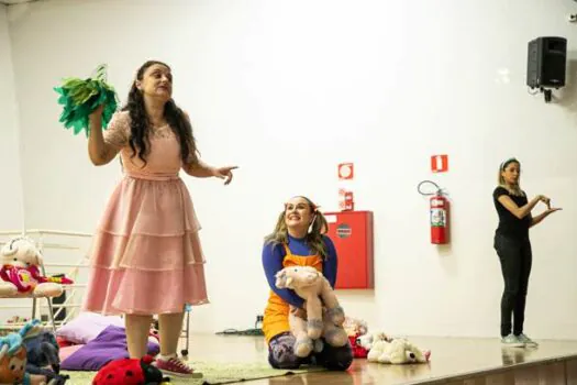 Escolas de São Caetano recebem projeto O Teatro Vai à Escola com tradução em Libras