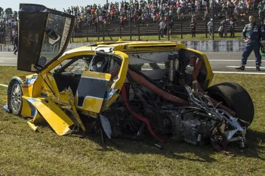 Thiago Camilo atropela balão de ar e detona Stock Car