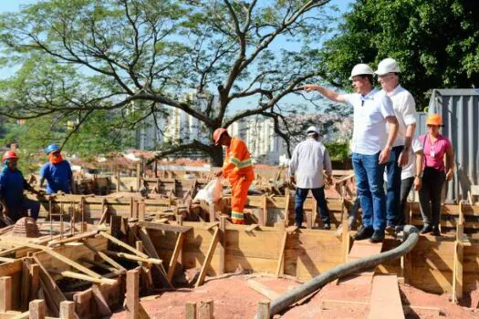 Prefeito Orlando Morando vistoria obras da nova UBS Santa Terezinha