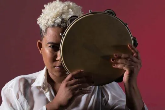 Projeto Música e Diálogo no Palco apresenta Xeina Barros, exaltando a beleza do pandeiro em noite instrumental