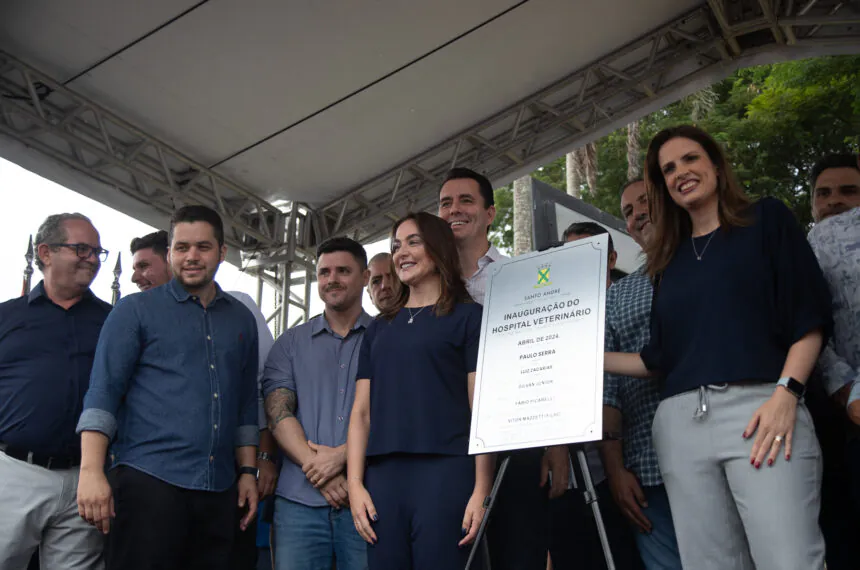 Autoridades reunidas na entrega do Hospital Municipal Veterinário de Santo André