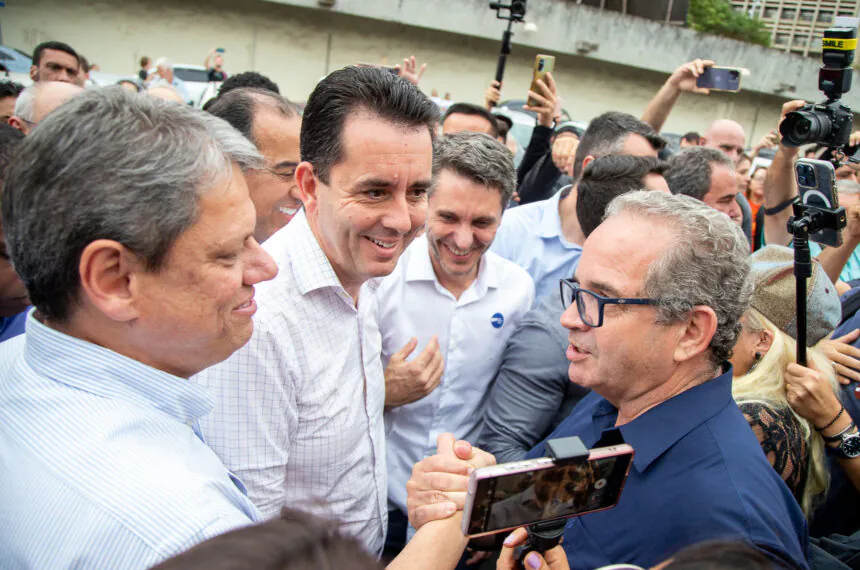 Alex Manente (centro) e Luiz Zacarias (direita) são dois pré-candidatos que buscam o apoio de Tarcísio nas eleições de 2024