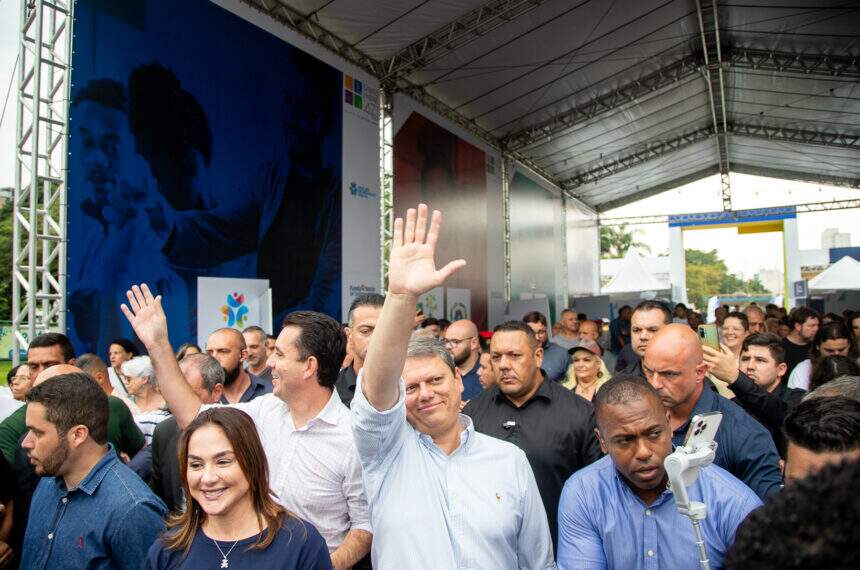 Visita de Tarcísio de Freitas a Santo André reuniu classe política e muitos munícipes no Paço Municipal