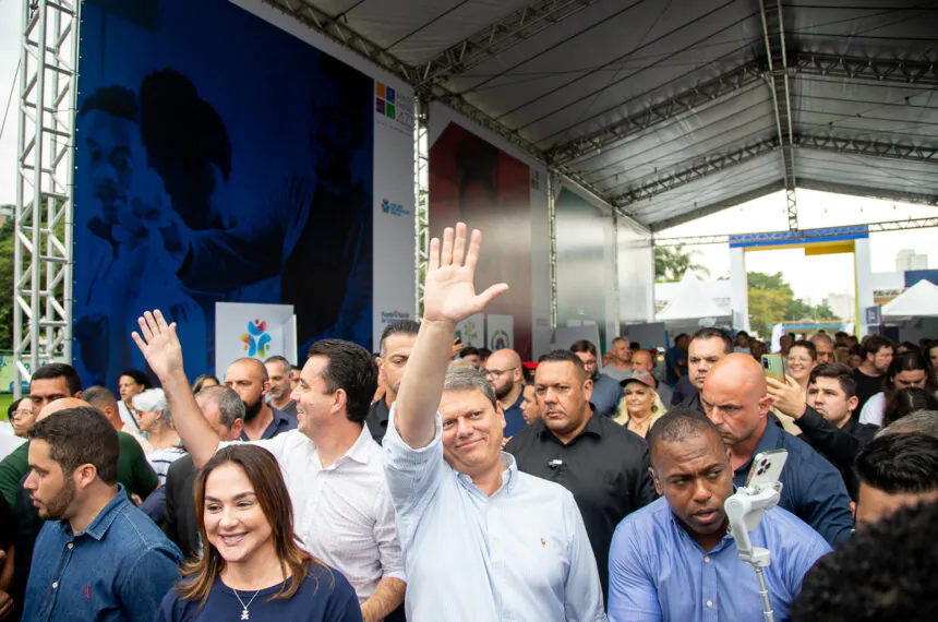 Visita de Tarcísio de Freitas a Santo André reuniu classe política e muitos munícipes no Paço Municipal