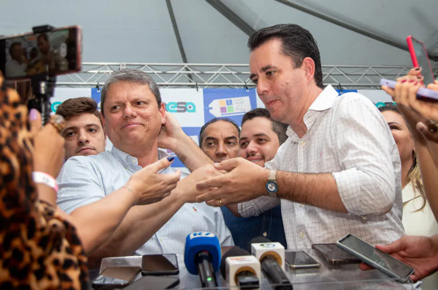 Governador Tarcísio de Freitas em coletiva de imprensa na Feira da Fraternidade em Santo André