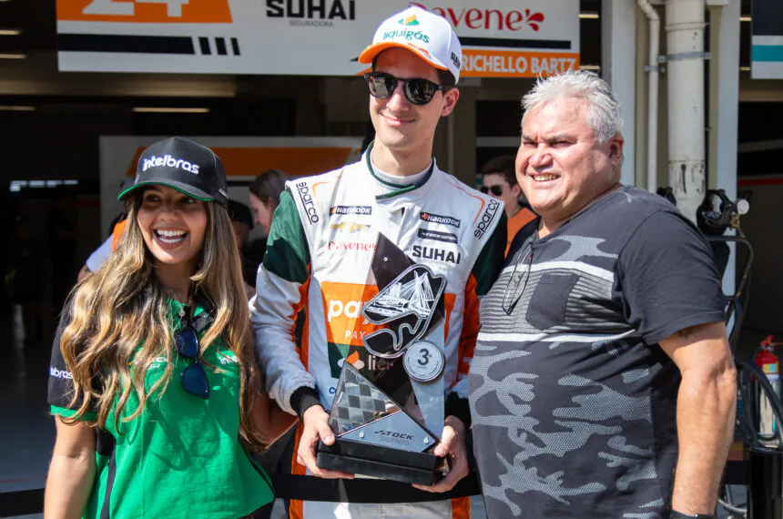 Barrichello Bartz tira foto com fãs exibindo um de seus troféus