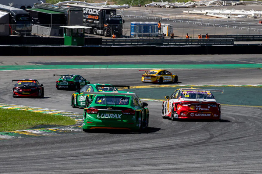 Julio Campos nas primeiras voltas da prova deste domingo (21) em Interlagos — mais à frente, seu companheiro de equipe, Felipe Massa