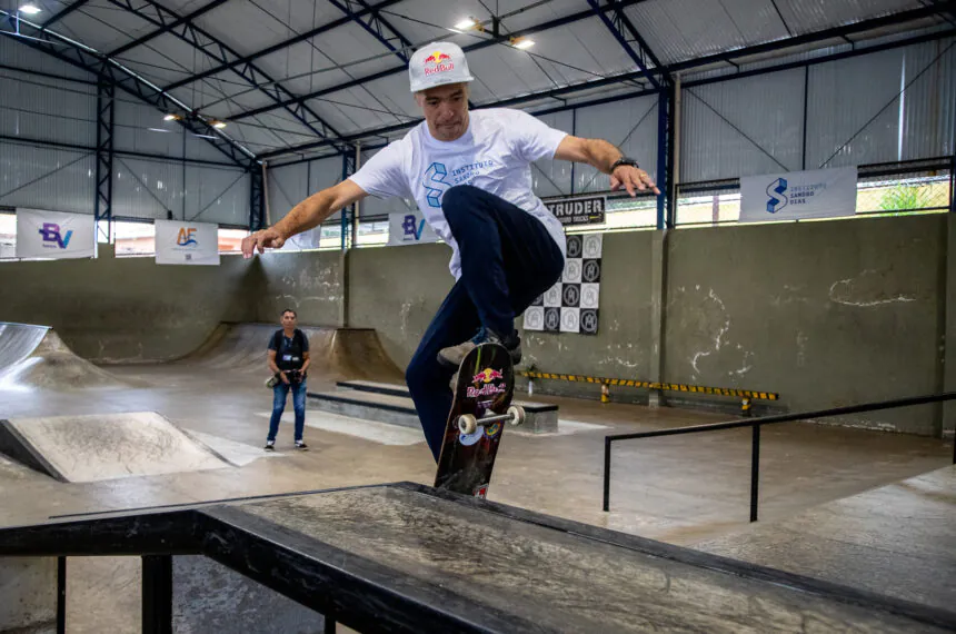 Sandro Dias exibe suas habilidades na pista do instituto