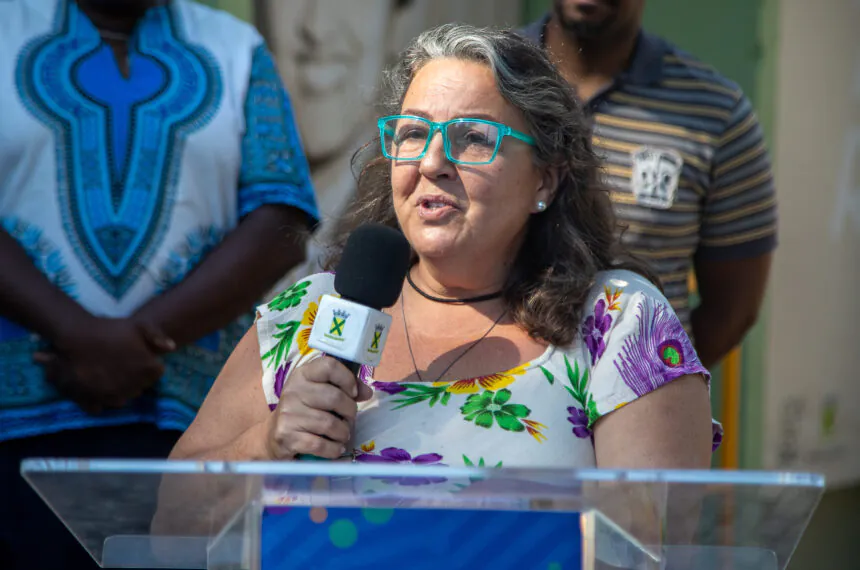 Secretária Adjunta de Cultura de Santo André, Azê Diniz discursa na entrega da Biblioteca Cecília Meireles reformada