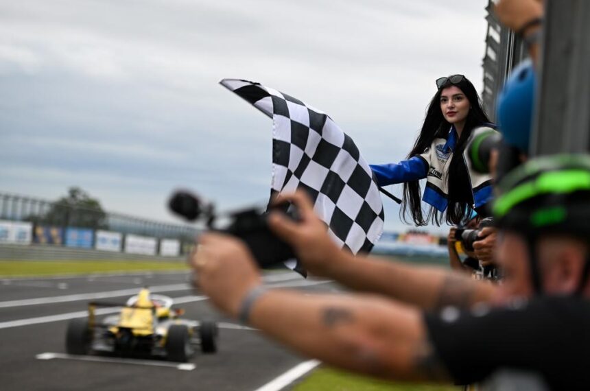 
Experiência permitirá ao fã dar a bandeirada em corrida do BRB Fórmula 4 Brasil