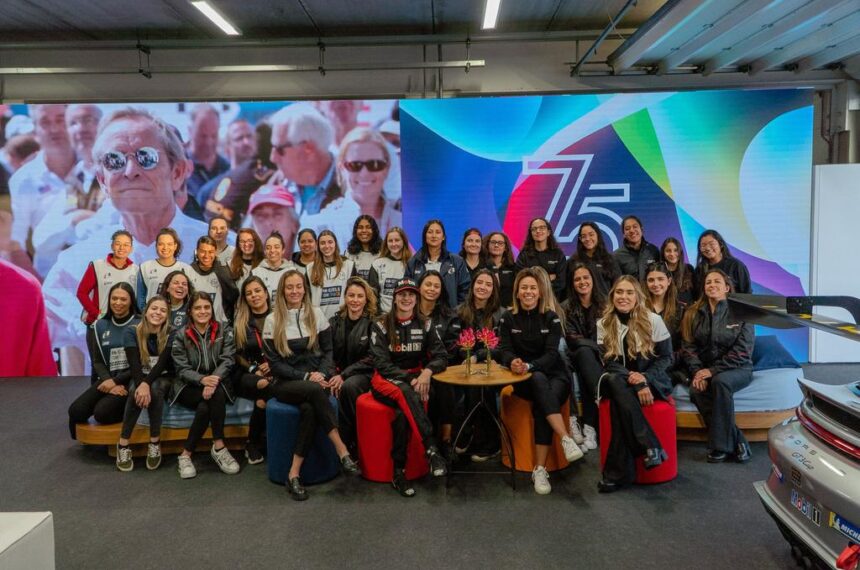 Porsche Cup 2023: estagiárias ao lado de mulheres que trabalham na categoria