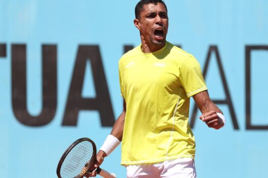 Thiago Monteiro surpreende Tsitsipas em Madri e avança à inédita 3ª rodada