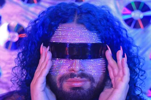 Artista não binária Alexys Agosto lança primeiras faixas do disco “A Fabulosa Viagem de Futurística”