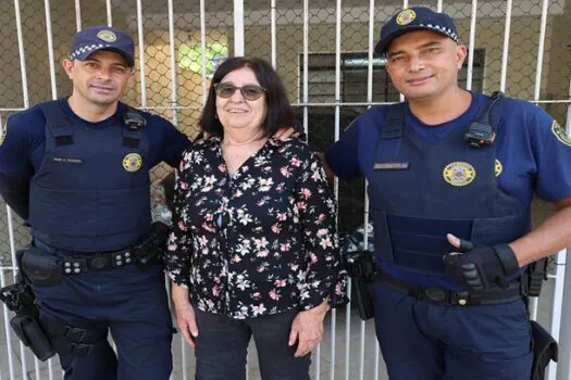 Pensionista recebe em casa os GCMs de Diadema que salvaram sua vida